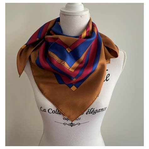 Comment reconnaître un vrai foulard Christian Dior.